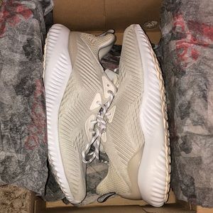 Women’s Adidas Alphabounce em, size 8. Brand new!!
